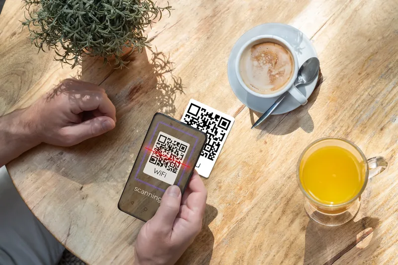 スマートフォンでQRコードを読み込む様子